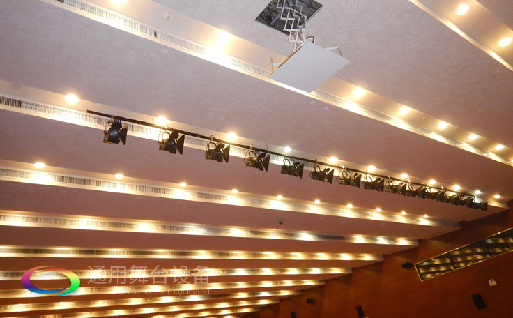 十余年銳意攀登，奮發(fā)圖強！舞臺幕布、機械等一站式選購供應商，舞臺機械、音響、燈光工程設計施工承包壹級資質(zhì)——通用舞臺