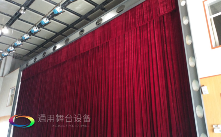 校園品質(zhì)提升工程！某工程學(xué)院舞臺對開阻燃幕布項目完工