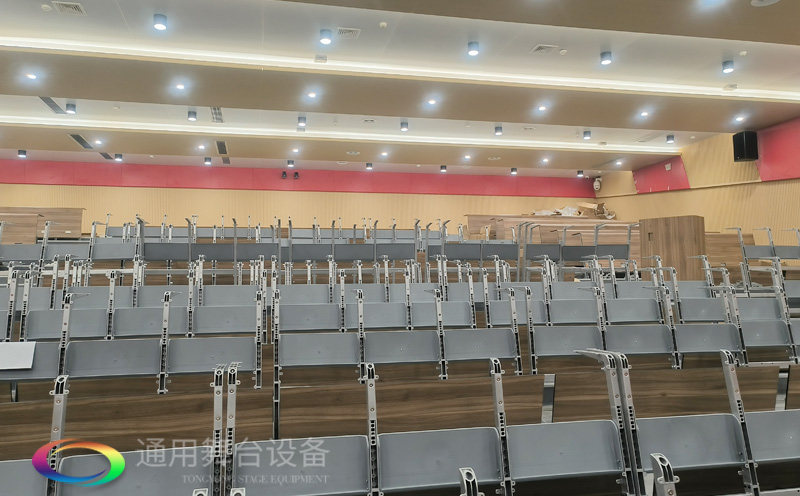 高顏值+實(shí)力派！通用舞臺幕布成功打造某中學(xué)智慧化多功能報(bào)告廳項(xiàng)目