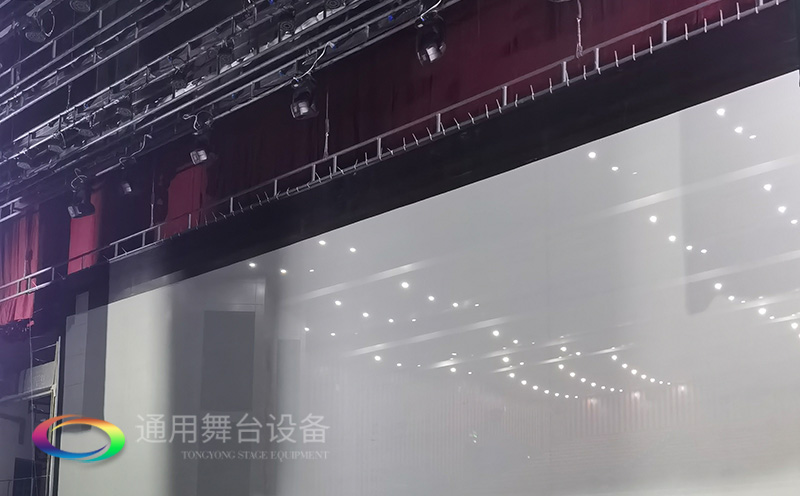 通用舞臺(tái)承建：南京曉莊學(xué)院報(bào)告廳舞臺(tái)項(xiàng)目（舞臺(tái)音響、舞臺(tái)燈光吊桿、舞臺(tái)幕布等）
