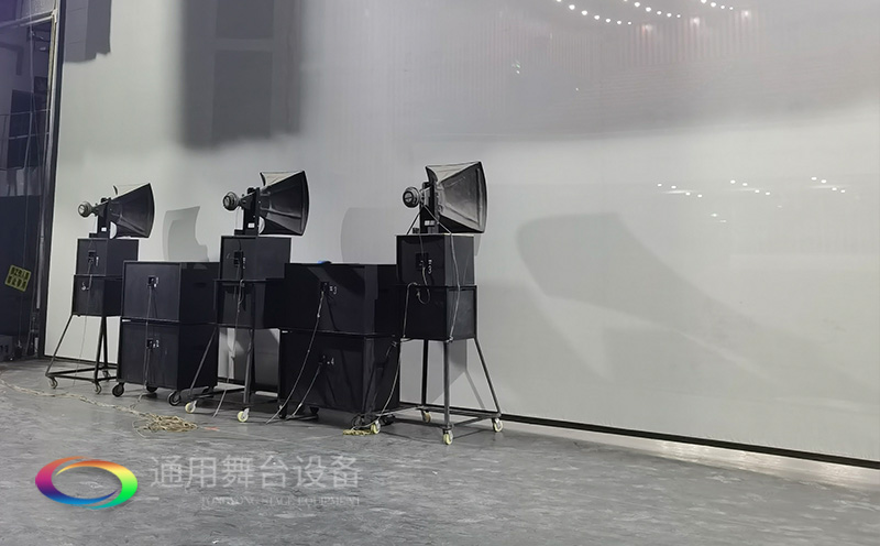通用舞臺(tái)承建：南京曉莊學(xué)院報(bào)告廳舞臺(tái)項(xiàng)目（舞臺(tái)音響、舞臺(tái)燈光吊桿、舞臺(tái)幕布等）