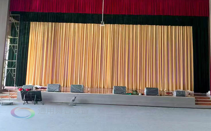 通用舞臺承建江蘇某學院報告廳項目，涵蓋舞臺燈光、電動吊桿、阻燃幕布等核心設備的設計與安裝
