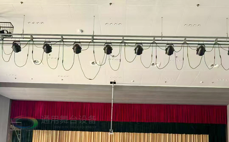 通用舞臺承建江蘇某學院報告廳項目，涵蓋舞臺燈光、電動吊桿、阻燃幕布等核心設備的設計與安裝